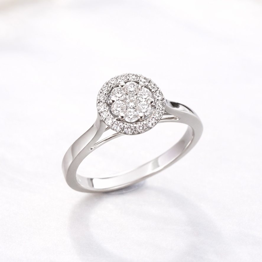 Диамантен пръстен който става и загодеж и за ежедневно носене т бяло злато с кръгла форма