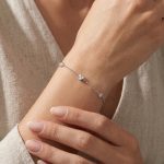 Златна гривна Clover Glow от бяло злато