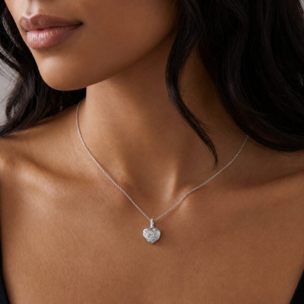 Висулка бяло злато сърце Woven Heart White – елегантен модел