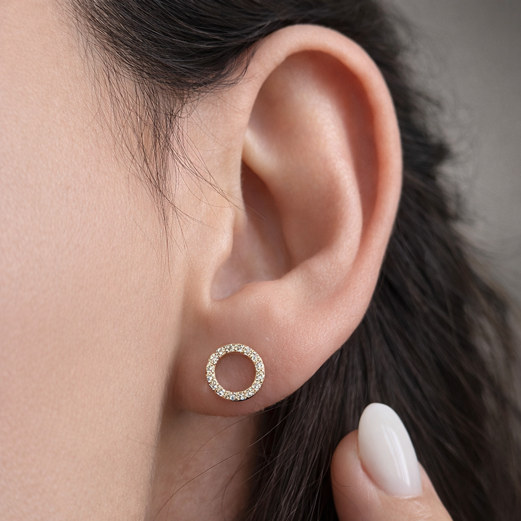 Обеци на винт жълто злато във формата на кръг с камъни circle