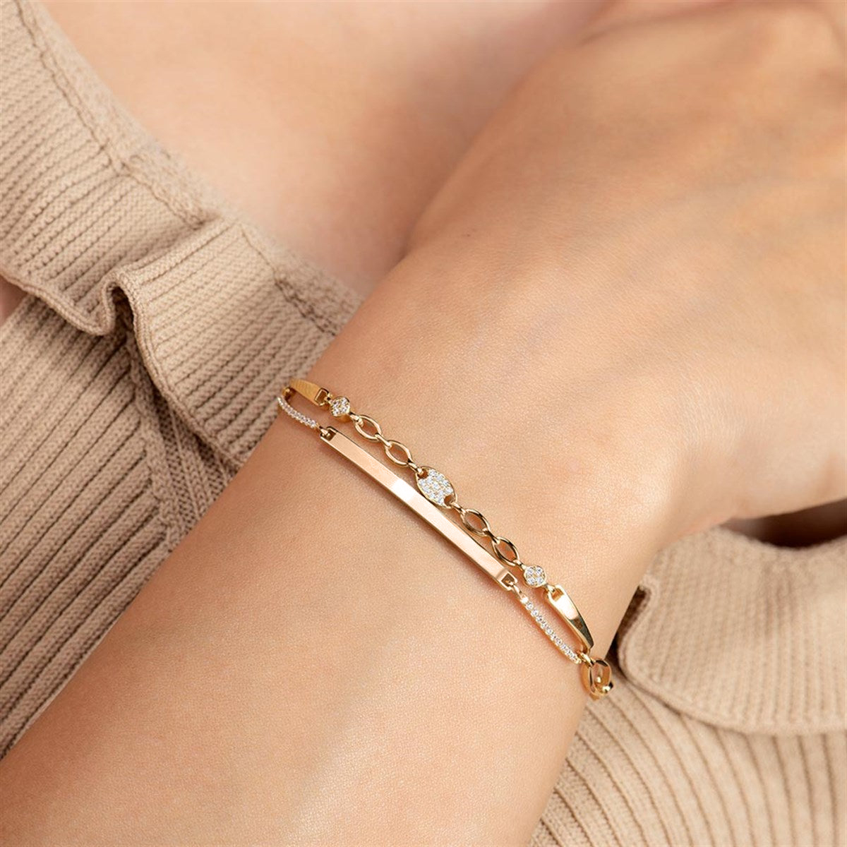 Розово злато гривна с камъни циркон