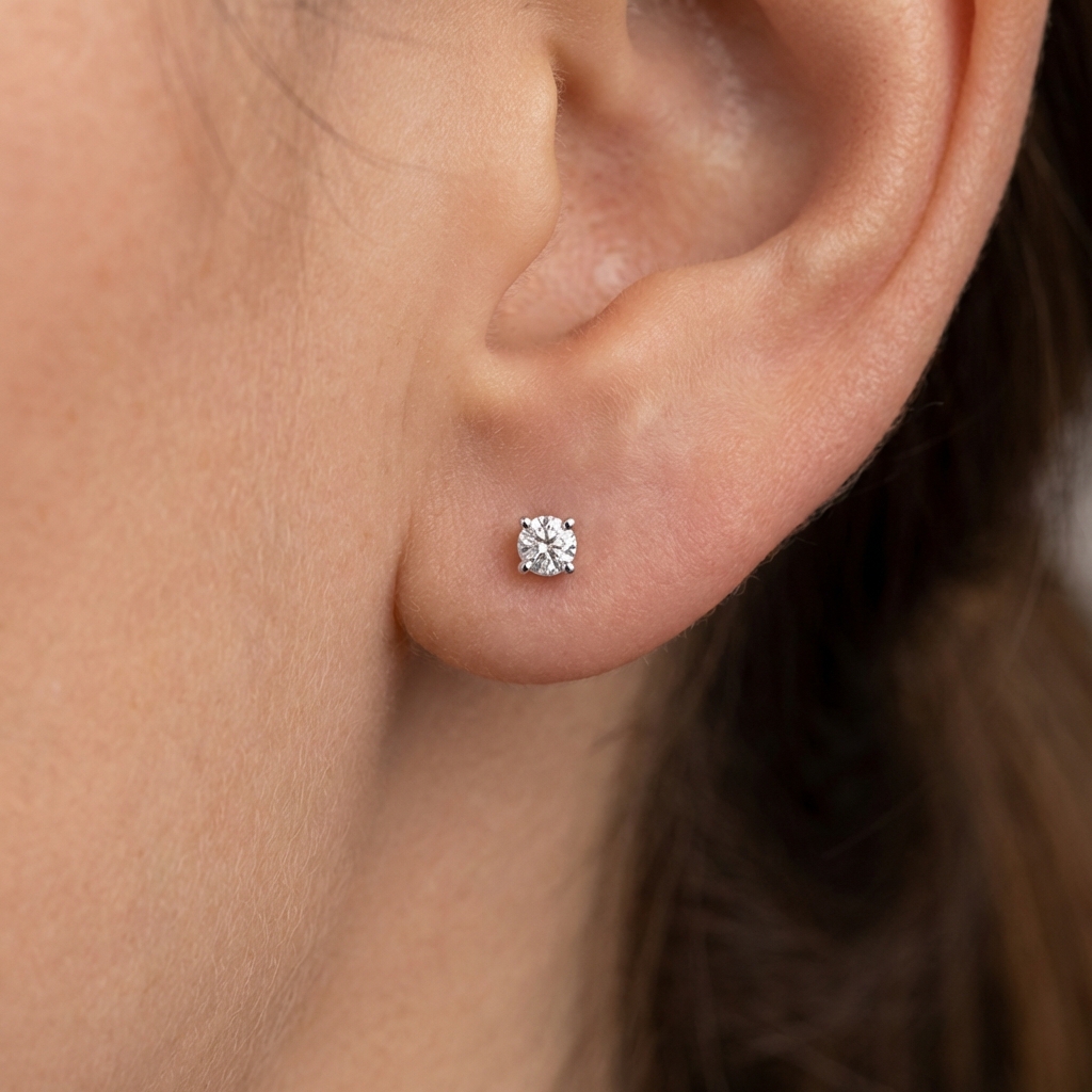 златни обици с едно камъче с четири зъба от бяло злато