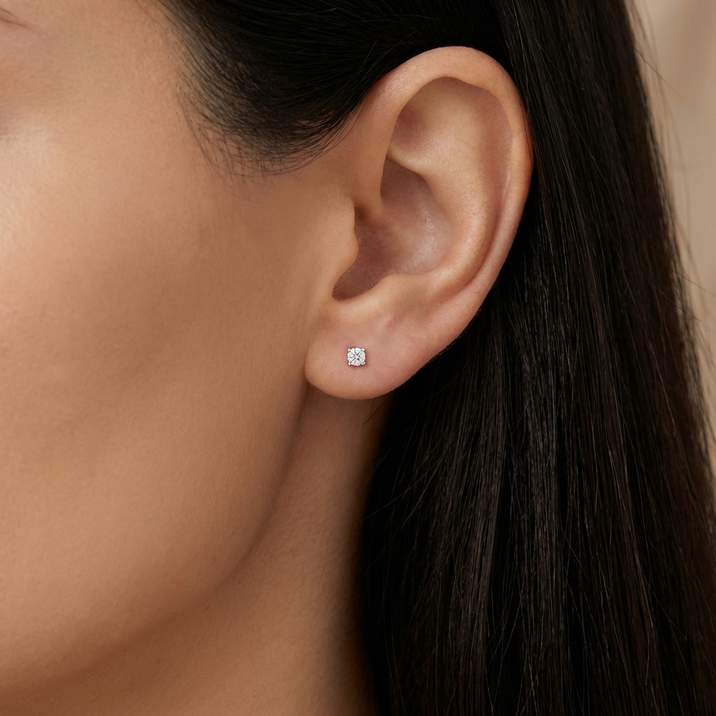 малки златни обици с едно камъче с четири зъба от бяло злато