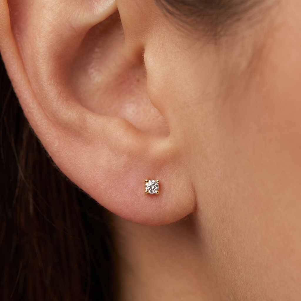 малки златни обици с едно камъче с четири зъба от жълто злато