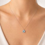 Златно колие със син топаз Azure Clover от бяло злато