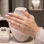 Годежен пръстен Éloise Solitaire от 14K жълто и бяло злато с естествен диамант