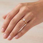 Годежен пръстен Éloise Solitaire от 14K жълто и бяло злато с естествен диамант