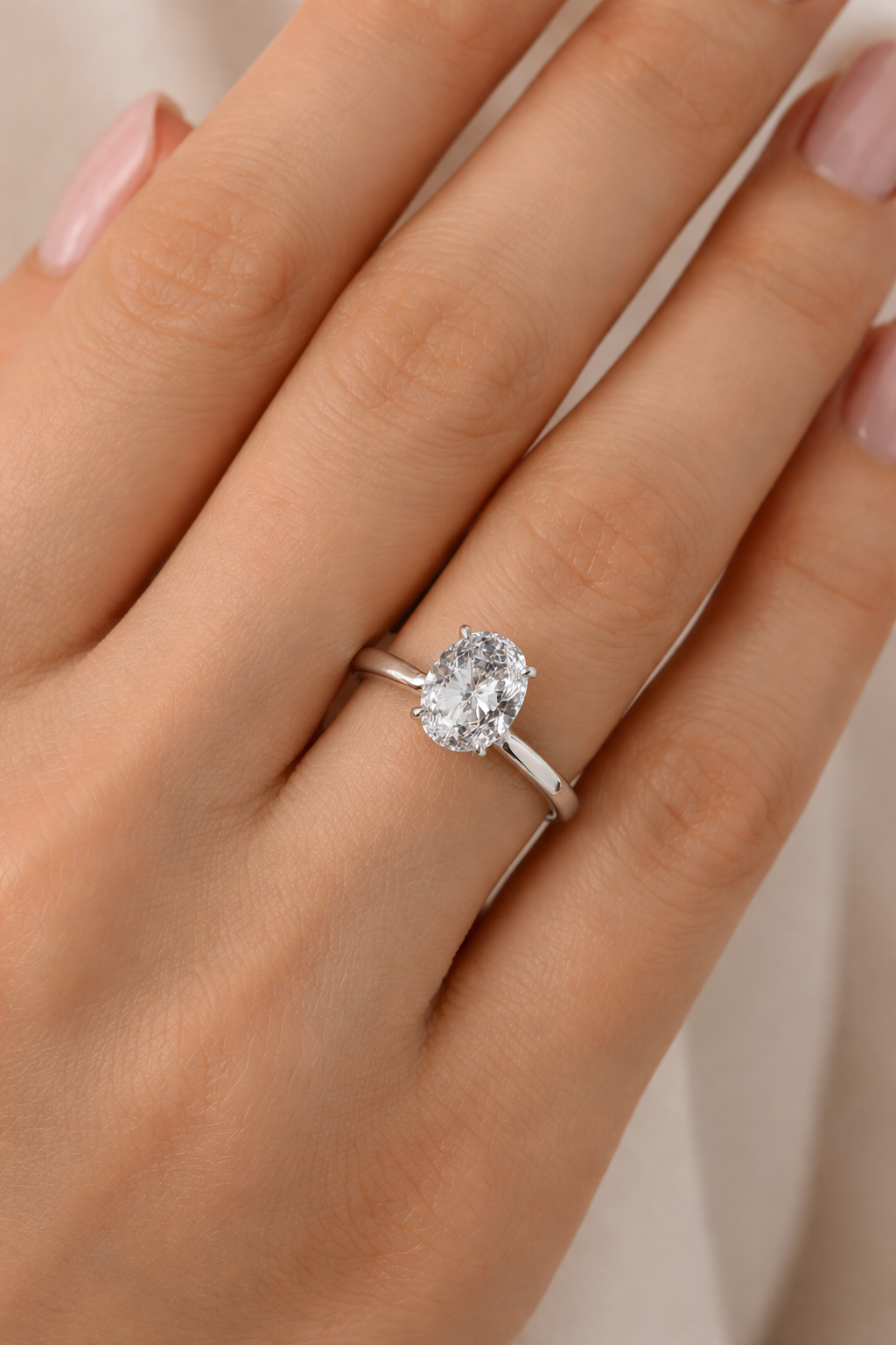 Диамантен пръстен с един овален камък диамант от бяло злато