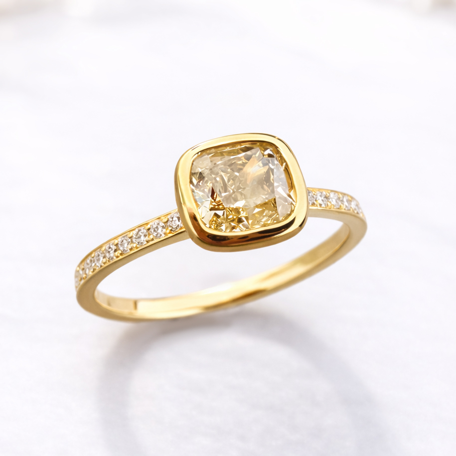 Жълто злато гоеджен пръстен с квадратен жълт монсанит и диаманти