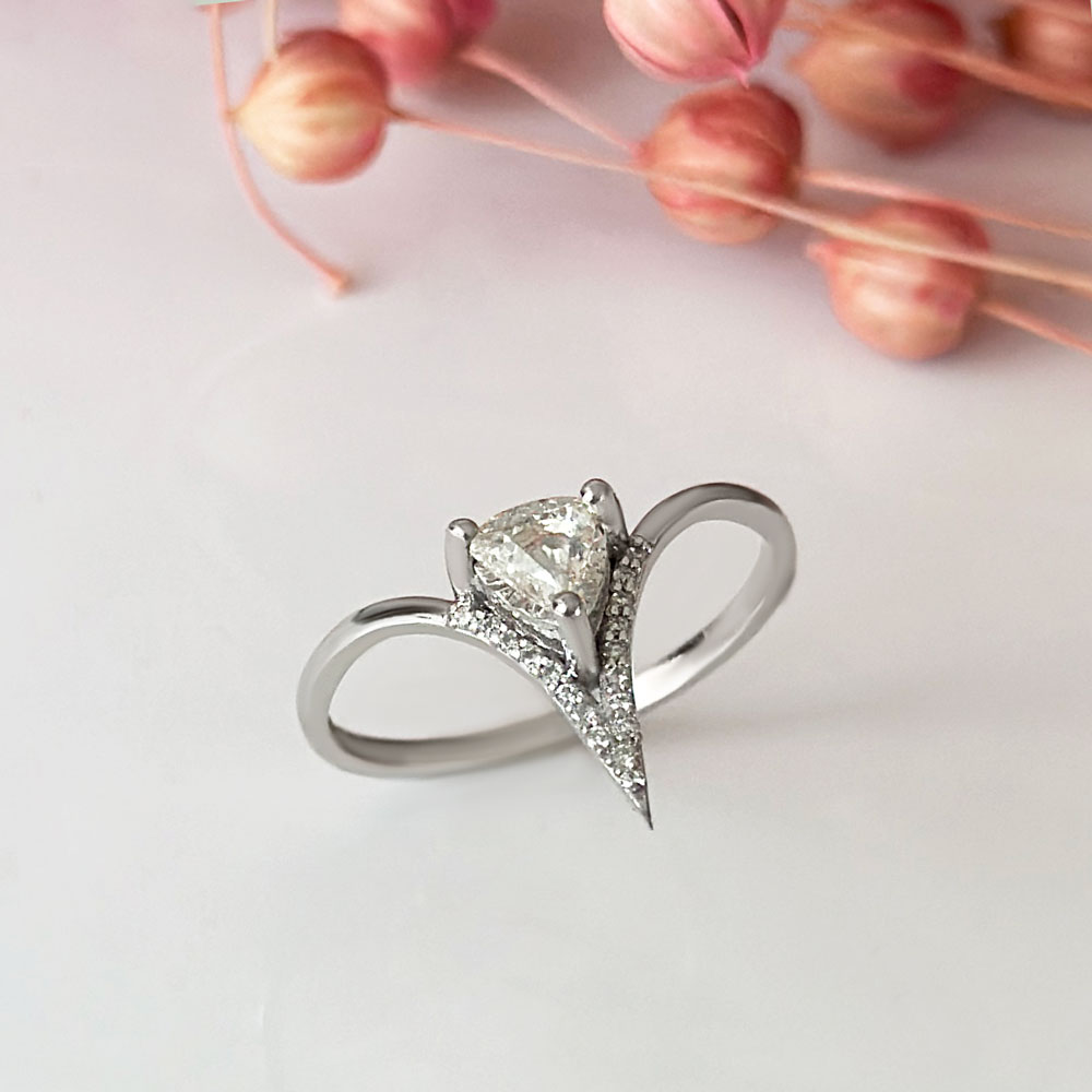 Диамантен пръстен бяло злато заострен HANNA