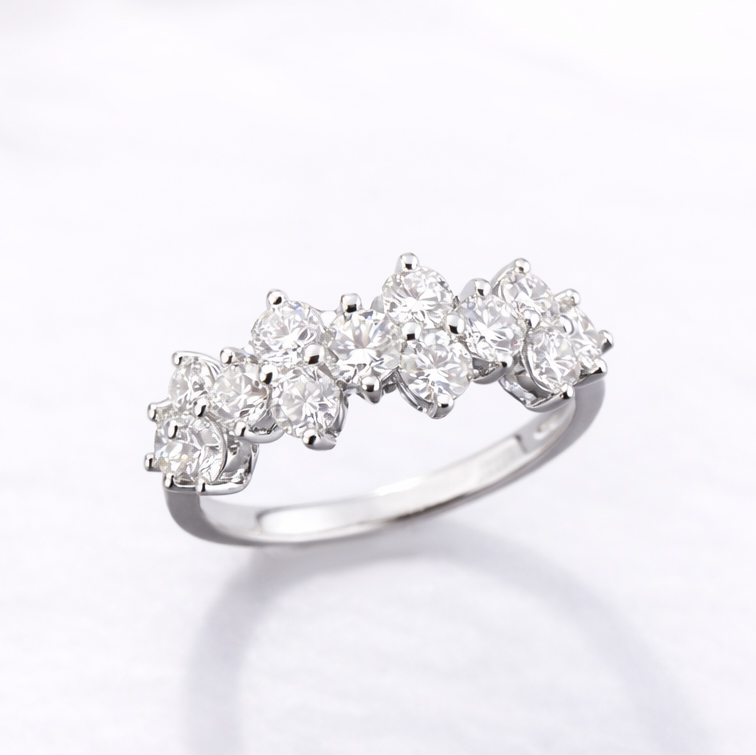 Диамантен пръстен тип халка с диаманти в бяло злато