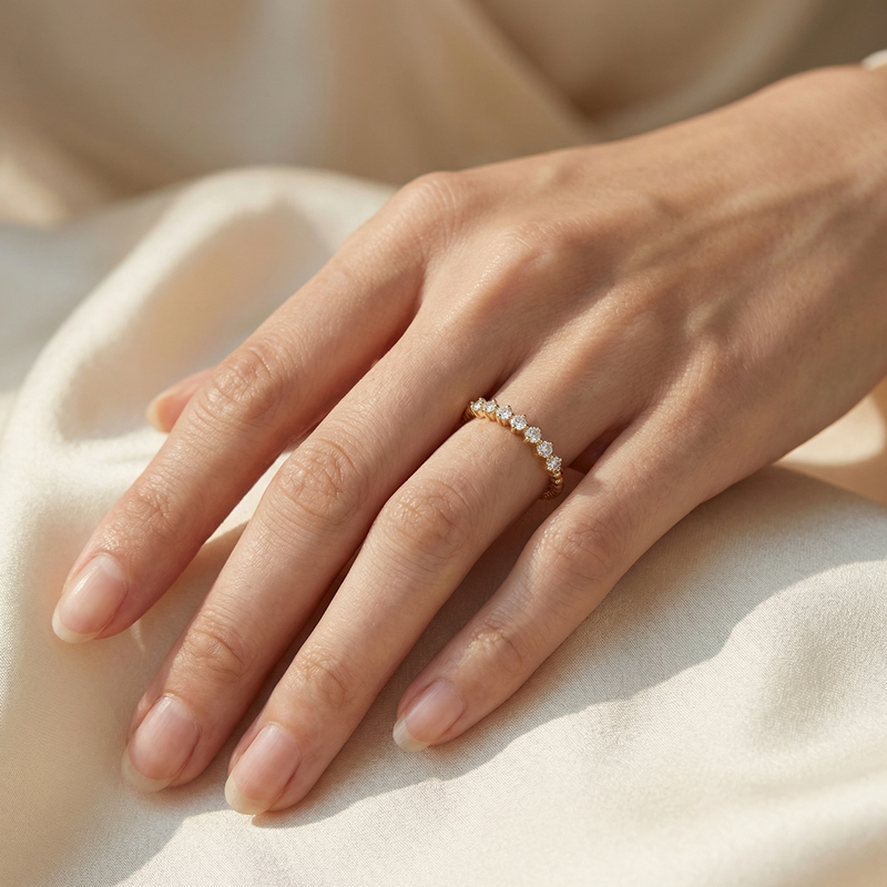 Нежен златен пръстен от жълто злато тип халка със седем камъка циркон