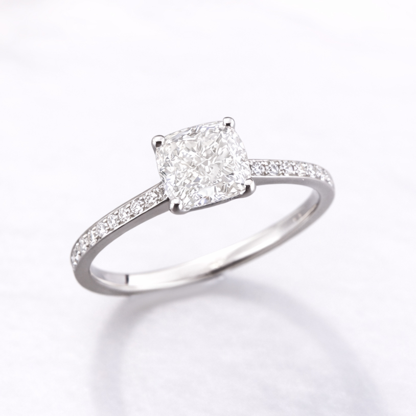 Диамантен пръстен с квадратен централен диамант и други странични от бяло злато