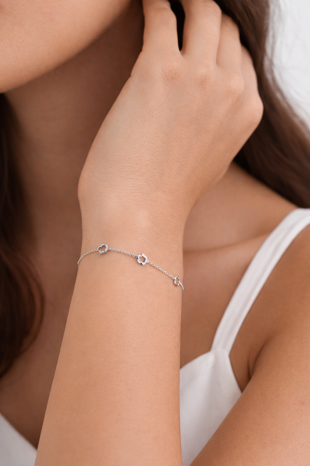 нежна Златна гривна от бяло злато с цветенца