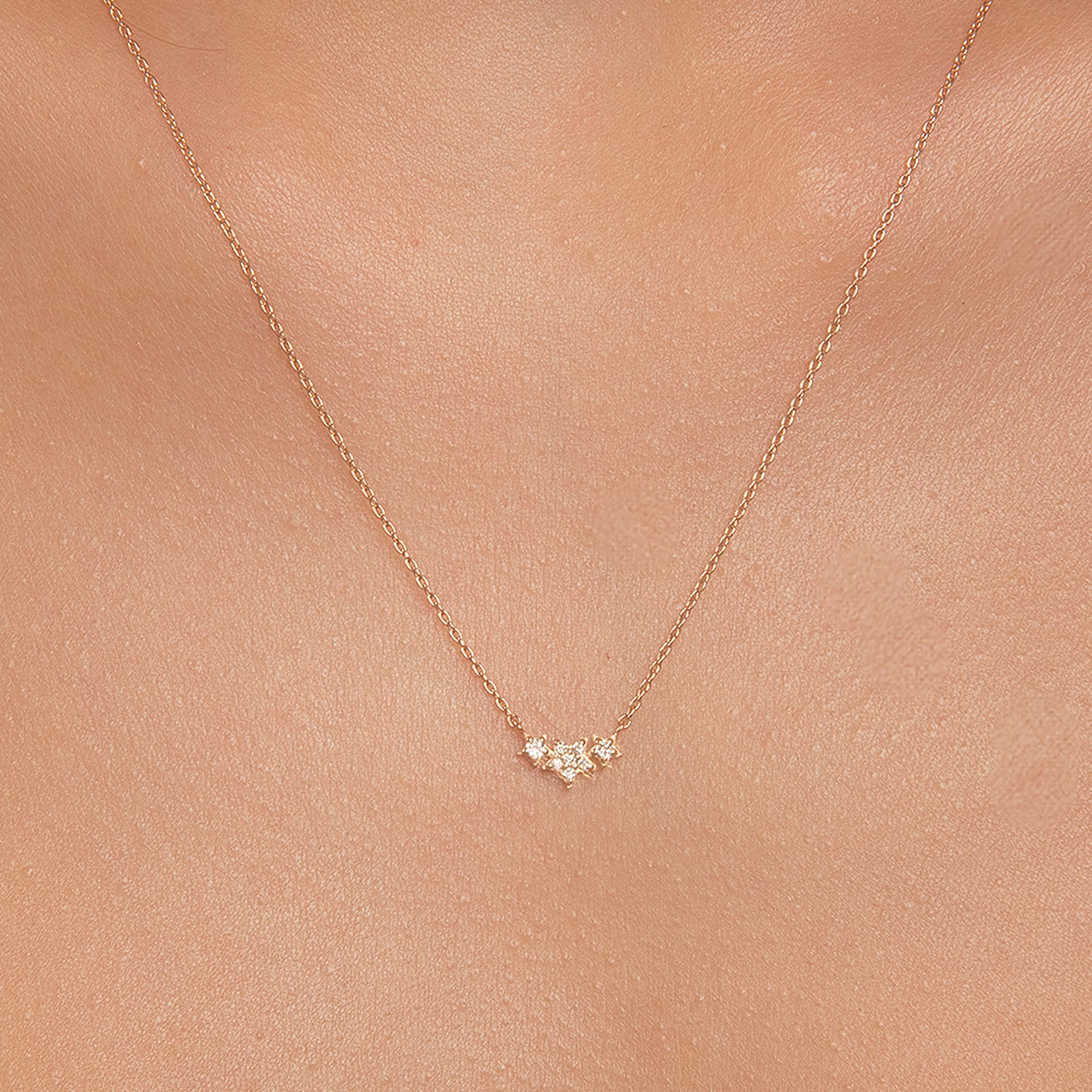 нежно златно колие с малки звездички с камъни циркон