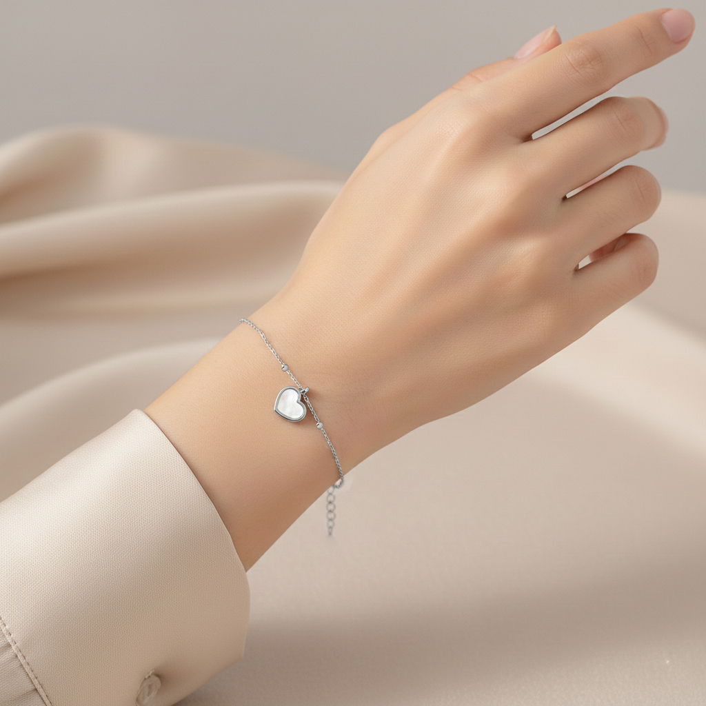 Бяло злато нежна тънка гривничка с висящо сърце с камък перламута