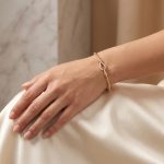 Ластична златна гривна Infinity Glow с циркони