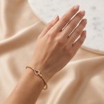 Ластична златна гривна Infinity Glow с циркони
