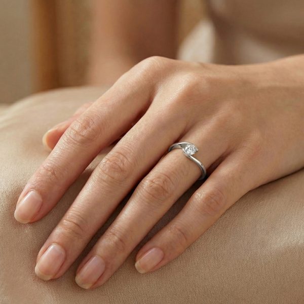 Годежен пръстен от бяло злато Elegant Curve White с камък – модерен дизайн