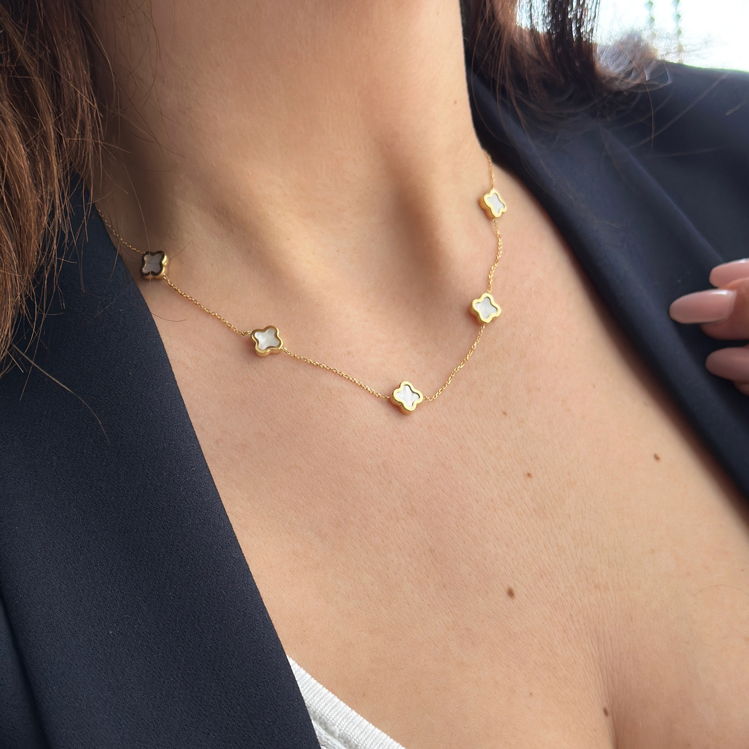 Златно колие с бели детелини clover. Жълто злато колие ван клиф с бели детелини Van Cleef.