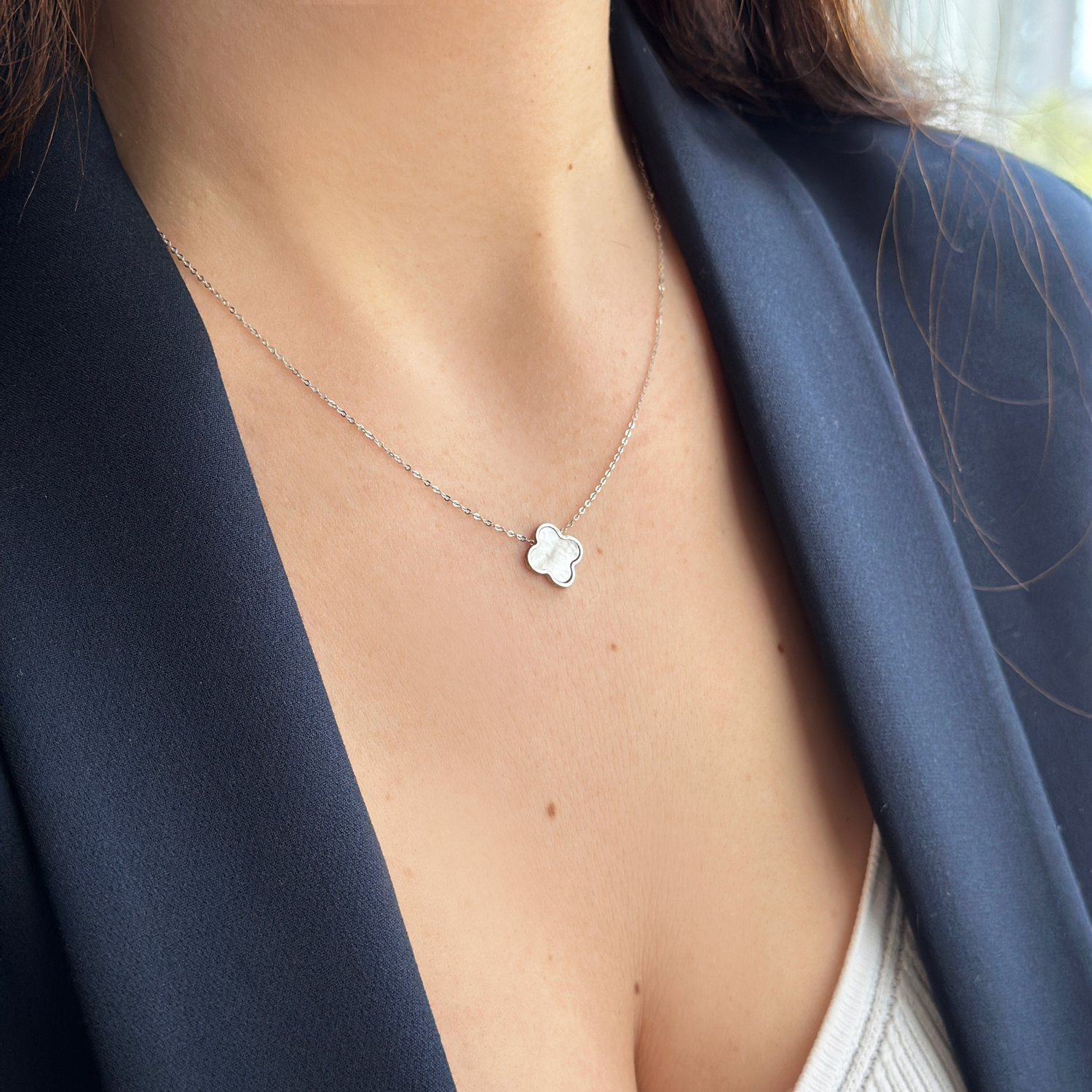 Колие бяло злато с една детелина със седеф clover van cleef