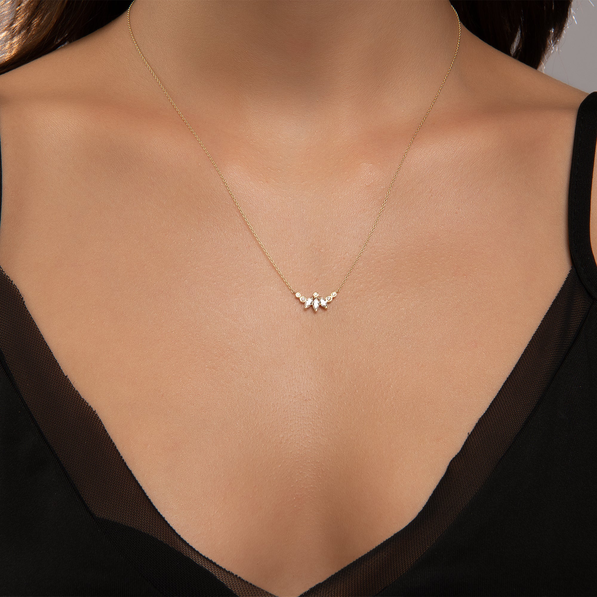 Бяло злато колие с нежна висулка с камъни циркон LINA