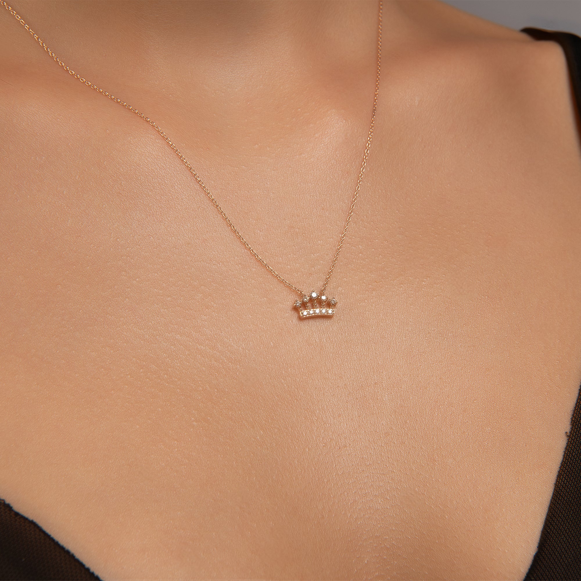 Розово злато колие с корона с камъни циркон