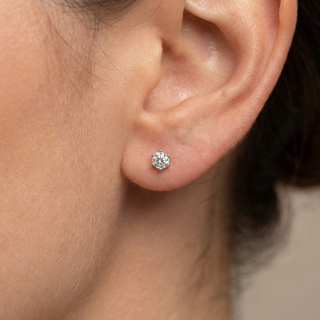 Златни обици с един камък от бяло злато със шест зъба или щифта