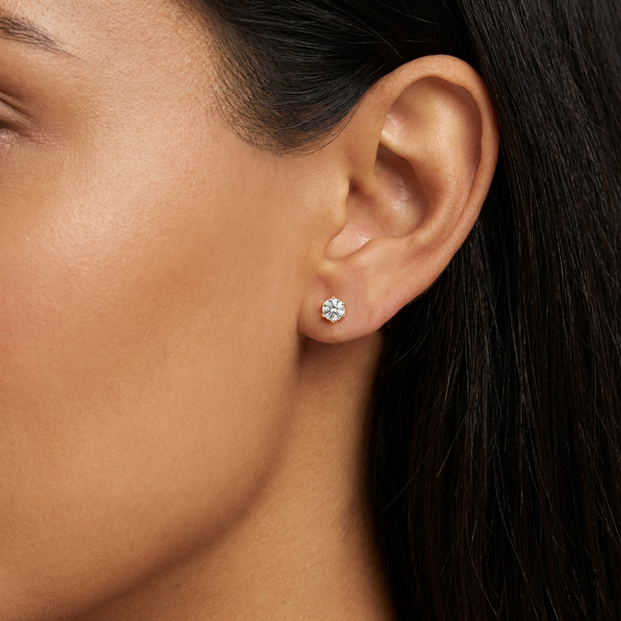 Златни обици с един камък от жълто злато със шест зъба или щифта