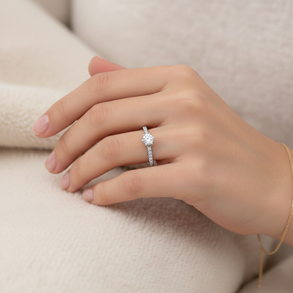 Класичесни нежен златен пръстен от жълто злато с камък с три зъба и странизни камъни