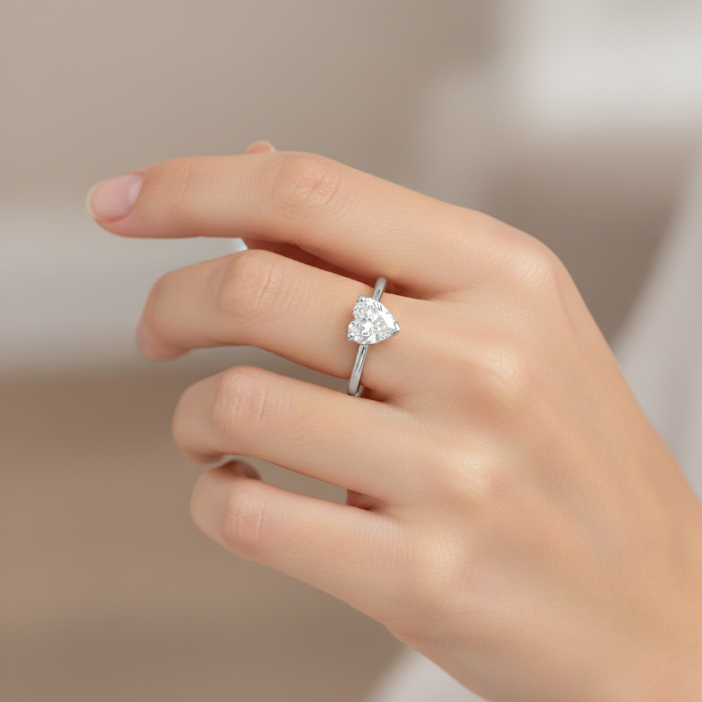 Пръстен бяло злато с камък сърце