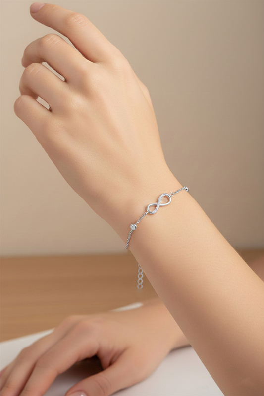 бяло злато гривна с безкрайност с камъни