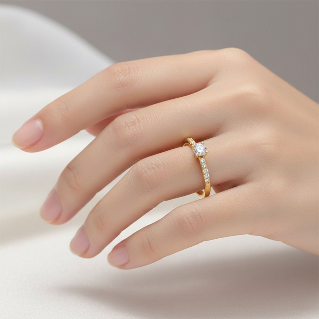 златен годежен пръстен от жълто злато с централен камък и странични камъни