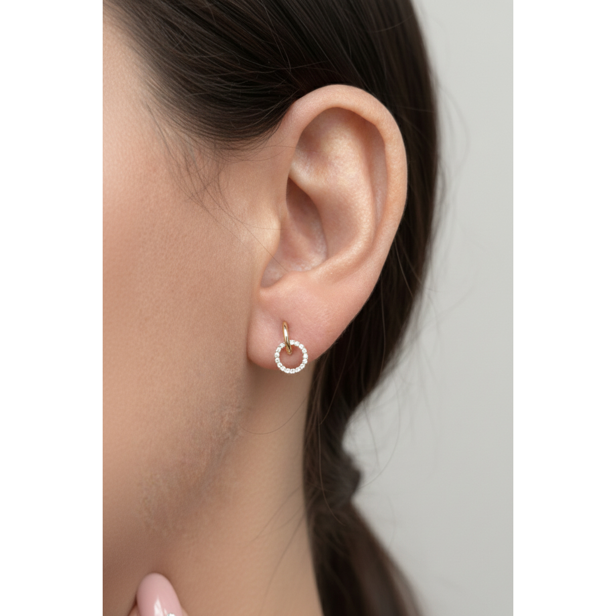 Двойни златни обици от жълто злато леко висящи на винт в