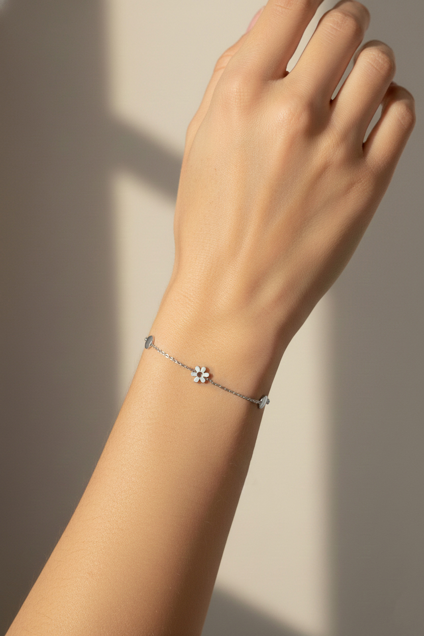 Нежна златна гривна със златни елементи в бяло злато