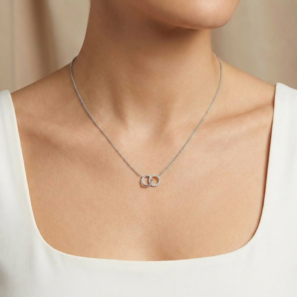 Двулицево нежно златно колие от бяло злато с два кръга с циркон и без камъни .