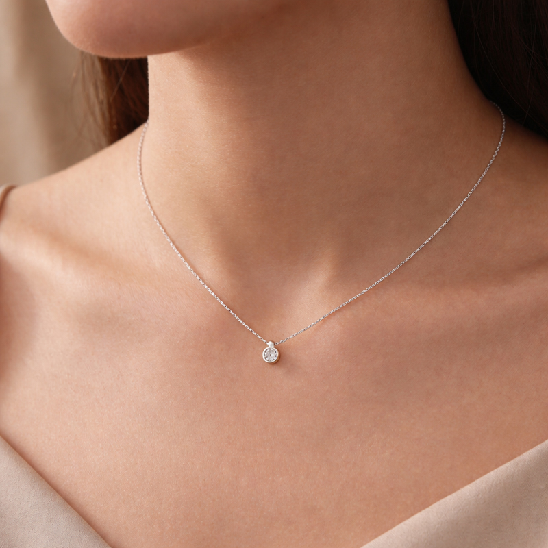 Колие бяло злато с едно камъче и висулка