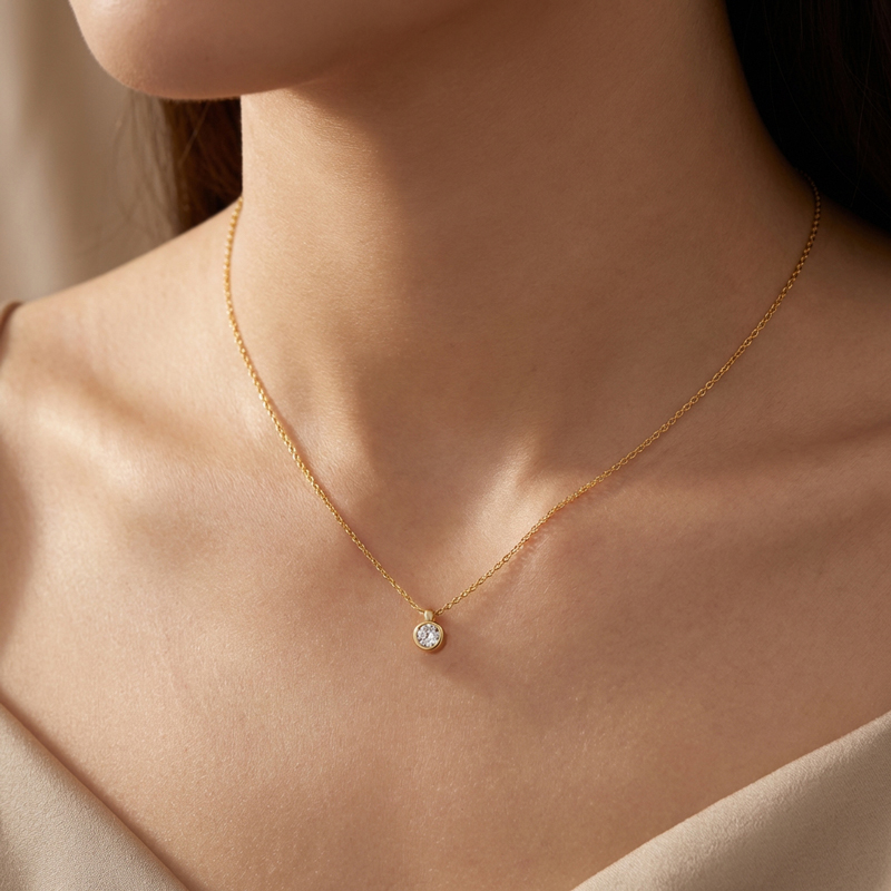 Колие жълто злато с едно камъче и висулка