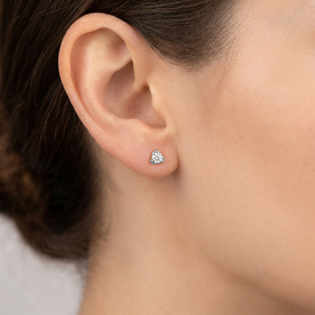 Малки обеци солитер от 14К бяло злато с циркон – модел с три зъба