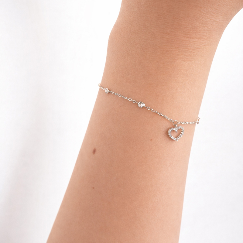 Нежна златна гривничка с камъни циркон и висяшо сърце от бяло злато