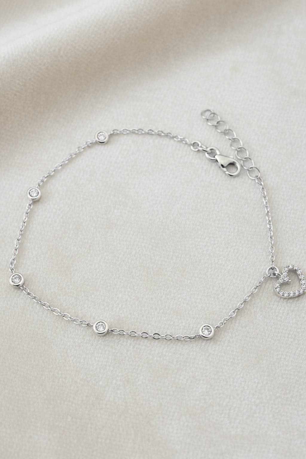 Нежна златна гривничка с камъни циркон и висяшо сърце от бяло злато 4