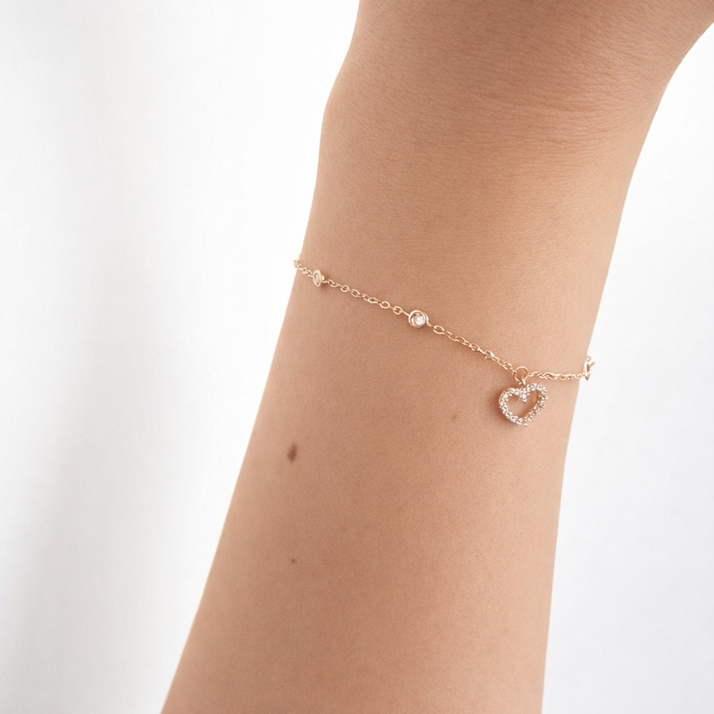 Нежна златна гривничка с камъни циркон и висяшо сърце от жълто злато