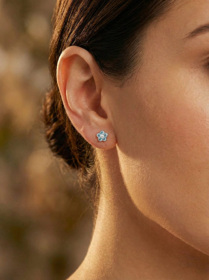 Обеци цвете от бяло злато със сини циркони Blue Flower