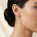 Висящи златни обеци с бял халцедон ÉLUNA Glow