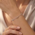 Гривна от бяло злато с розови сърца